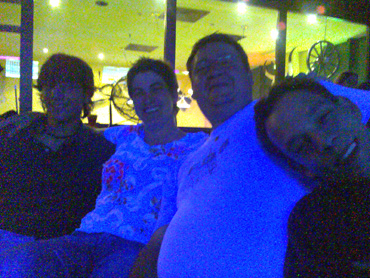 Bei Neonlicht v.l:Sebastian, Iris, Gerald, Christian