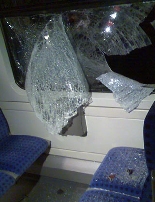 S-Bahn: Eingeschlagene Glasscheibe