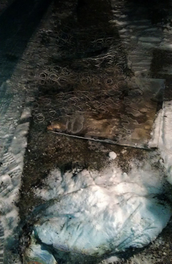 verbrannte Federkernmatratze, mit Schnee gelscht